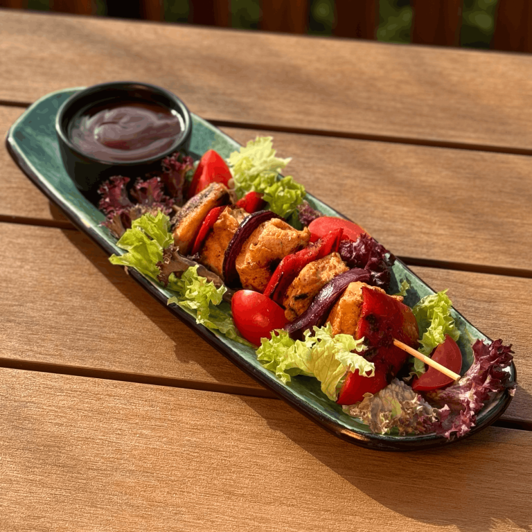Курячий шашлик з овочами і соусом BBQ